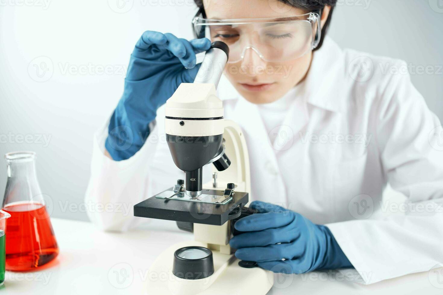 mujer en blanco Saco laboratorio microscopio trabajo Ciencias investigación foto