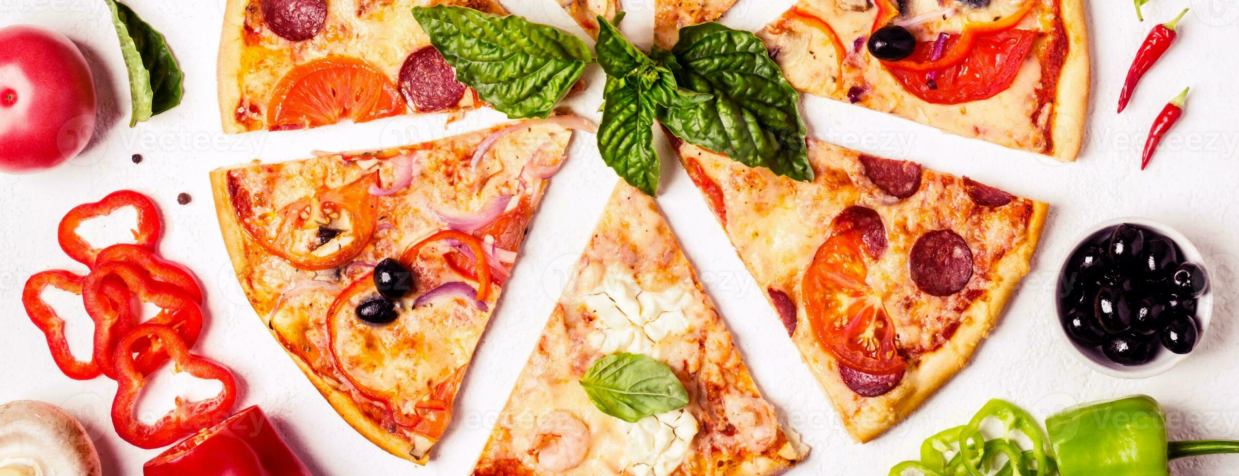 selección de clasificado piezas Pizza en blanco antecedentes y ingredientes. pepperoni, vegetariano y Mariscos Pizza foto