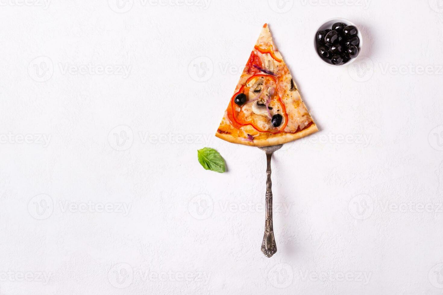 pedazo de vegetariano Pizza con hongos y aceitunas en un blanco antecedentes foto