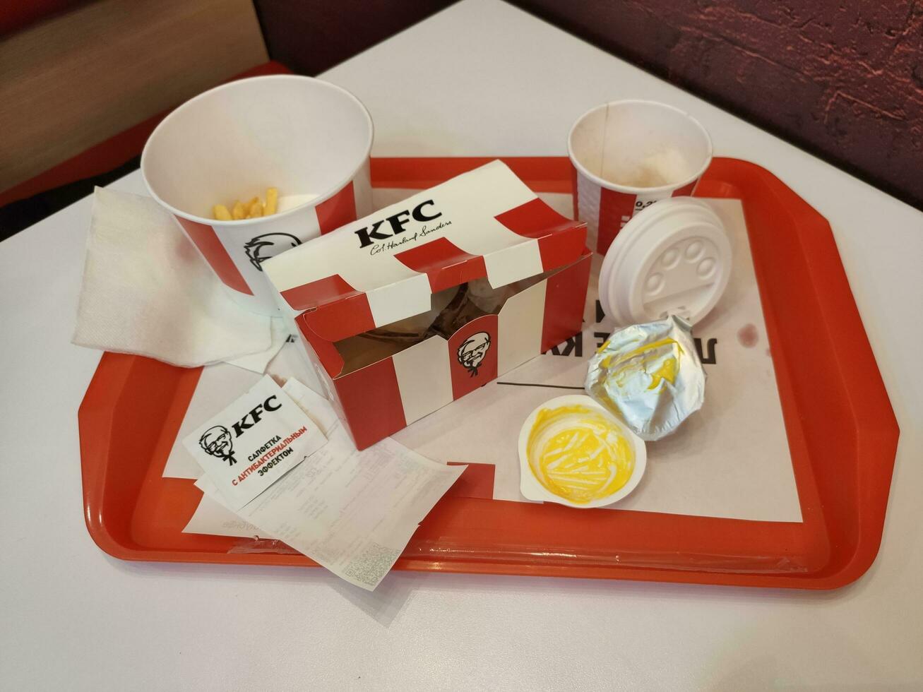 estavropol, Rusia - abril 2023 kfc rápido comida restaurante. vacío cajas de rápido comida mentira en un bandeja en el mesa foto