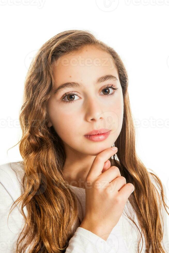 hermosa joven niña pensando o teniendo un idea aislado en blanco antecedentes foto