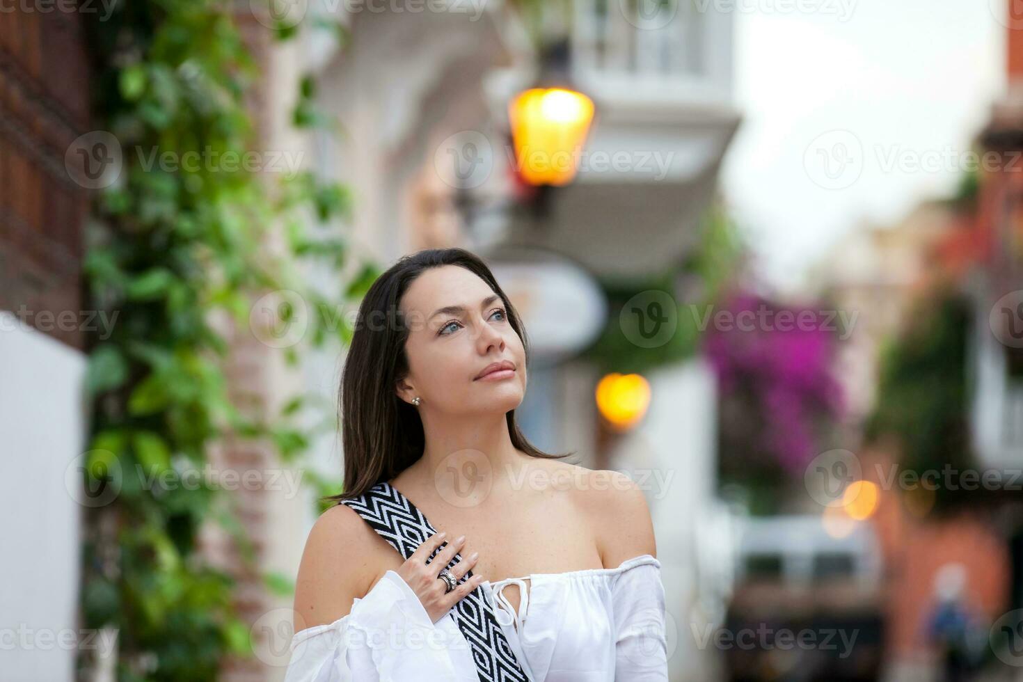 hermosa mujer a el calles de el amurallado ciudad en cartagena Delaware indios foto