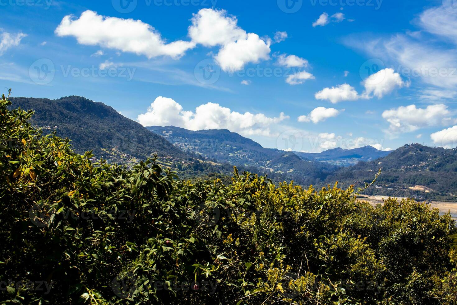 ver de el hermosa montañas de el municipio de la caleras situado en el oriental rangos de el Colombiana Andes foto