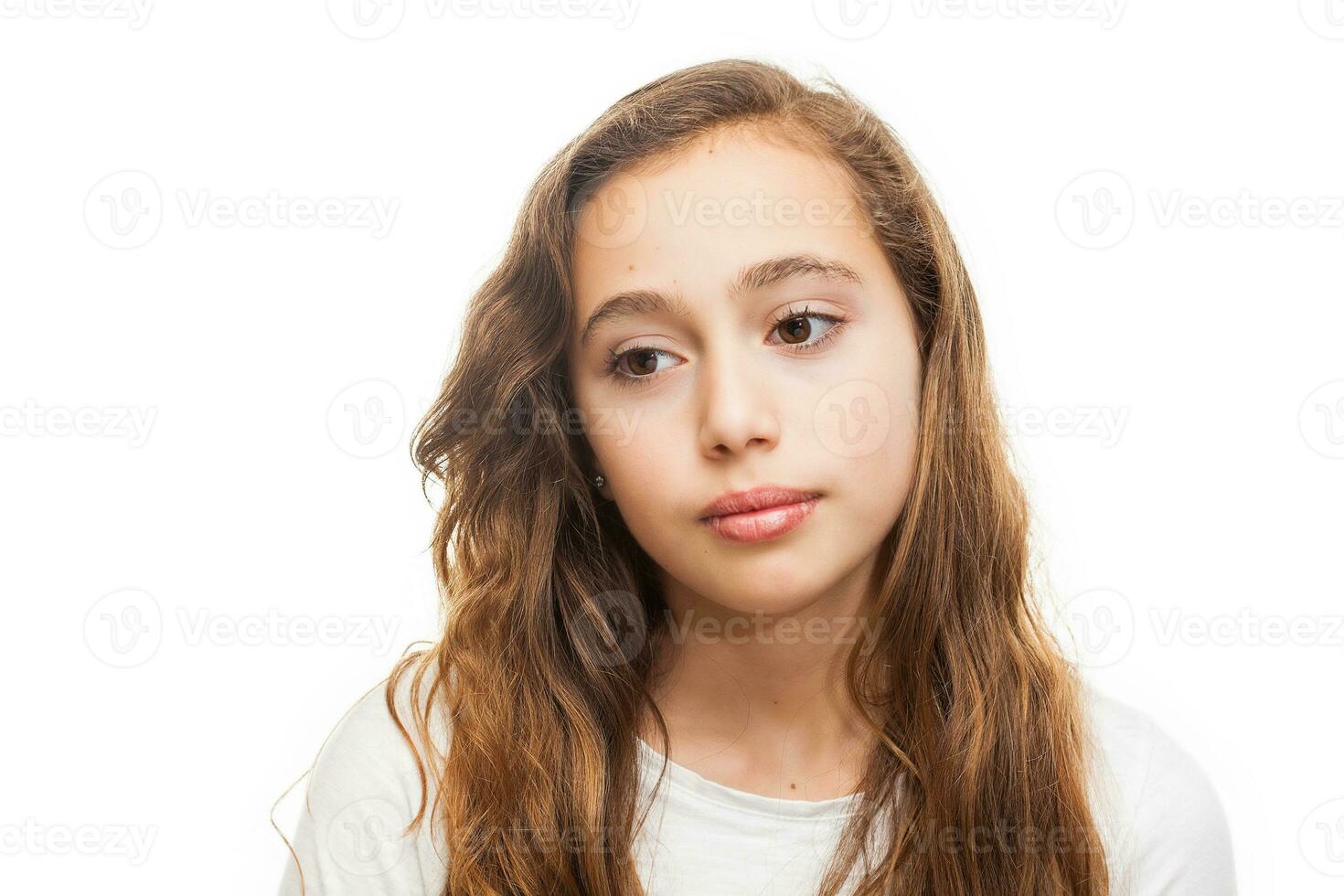 aburrido y triste joven niña aislado en blanco antecedentes foto