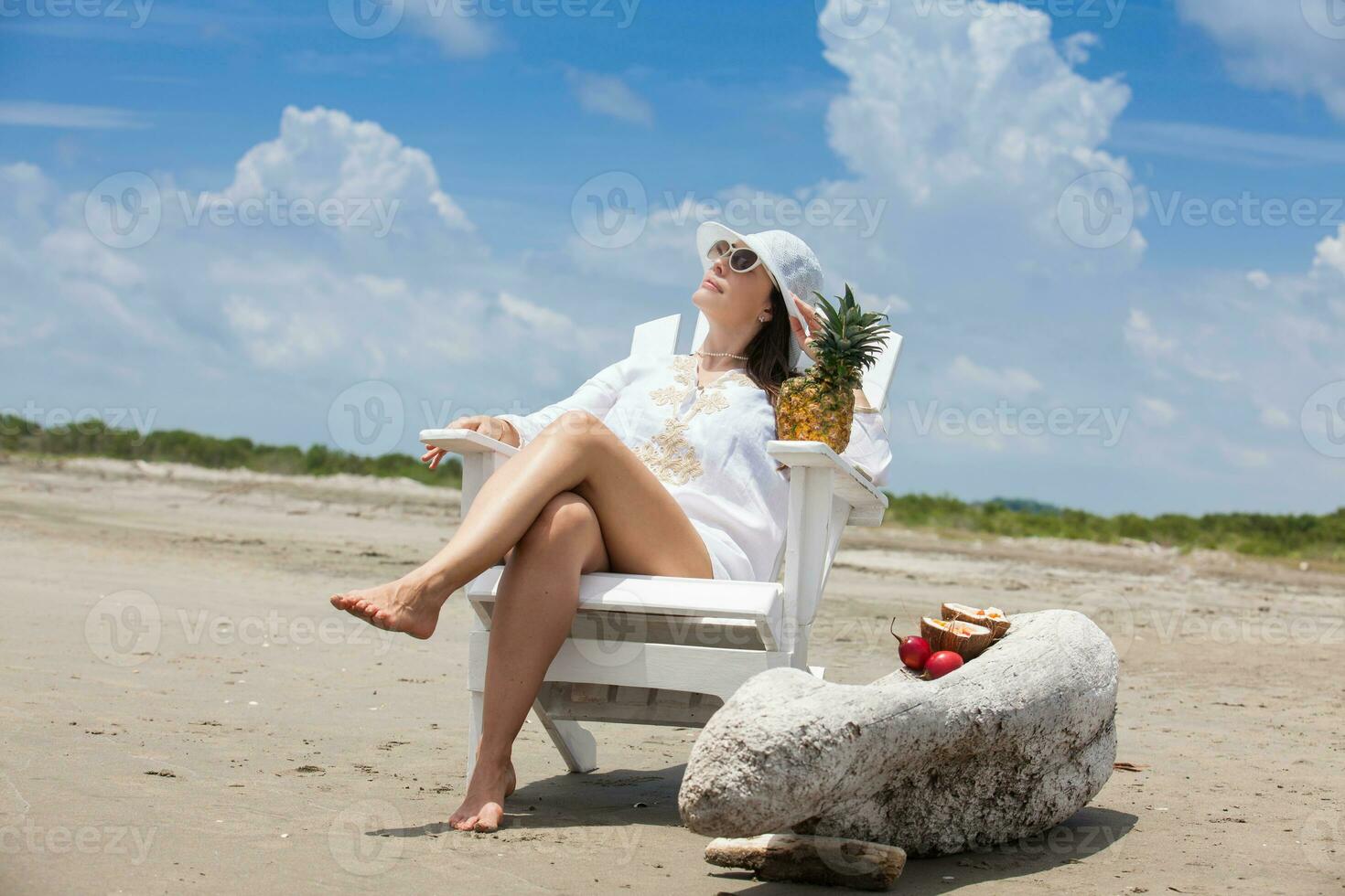 mujer relajante a un paradisíaco tropical playa en un hermosa soleado día foto