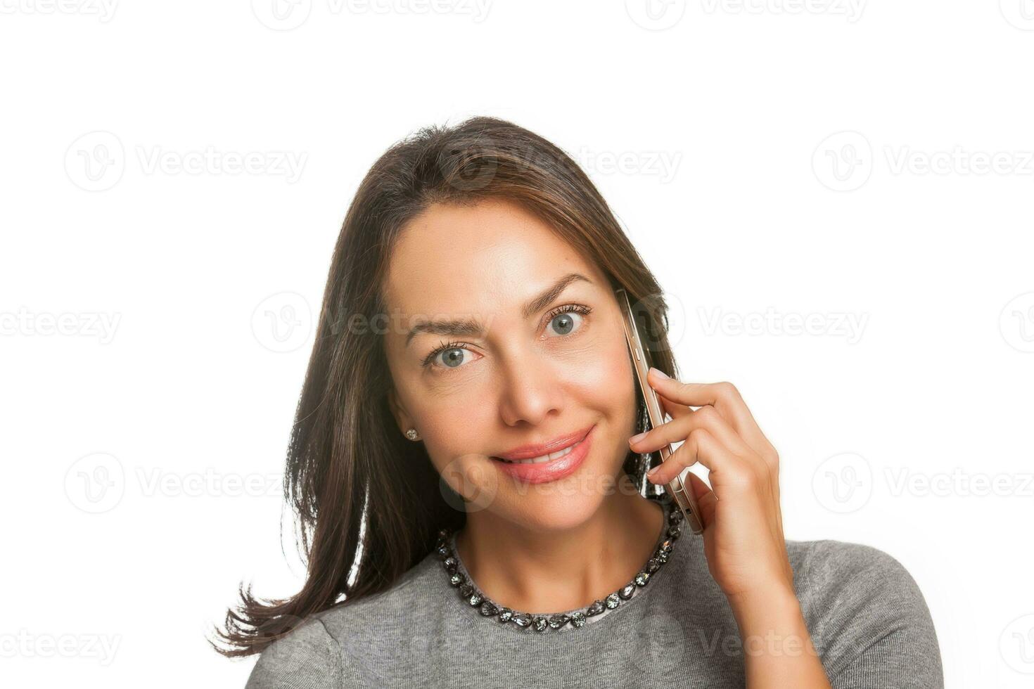 joven mujer sonriente y hablando en su Teléfono móvil aislado en blanco antecedentes foto