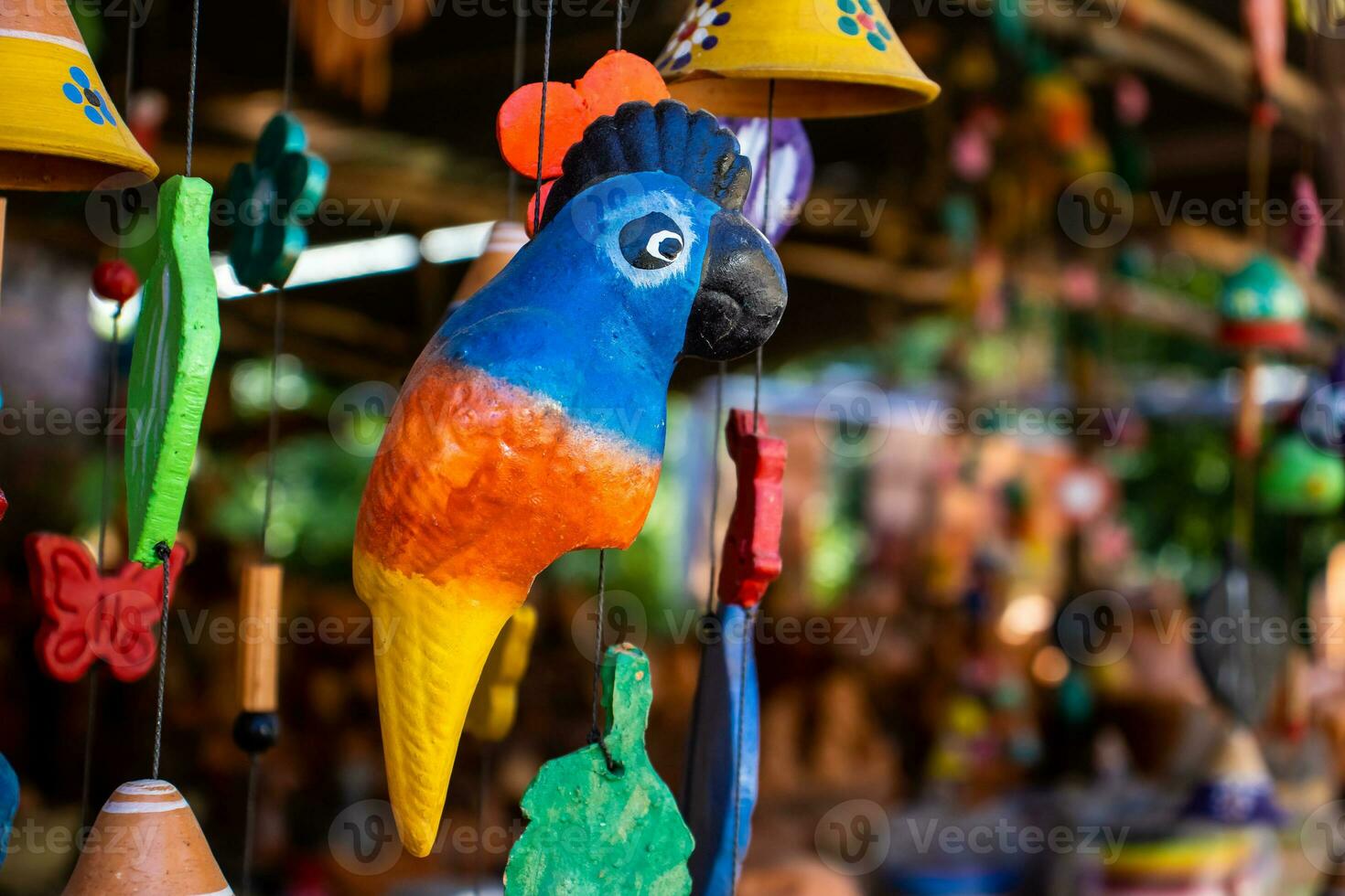 hermosa hecho a mano viento campanas hecho de arcilla a el pequeño pueblo de ráquira además conocido como el ciudad de ollas en Colombia foto