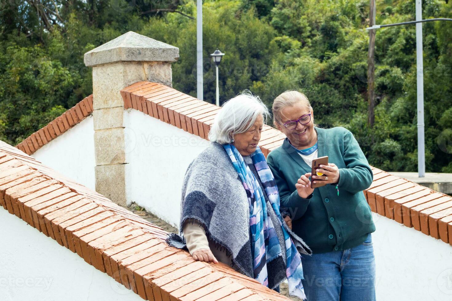 mayor madre y adulto hija de viaje. el famoso histórico puente de boyaca en Colombia. el Colombiana independencia batalla de boyaca tomó sitio aquí en agosto 7, 1819. foto