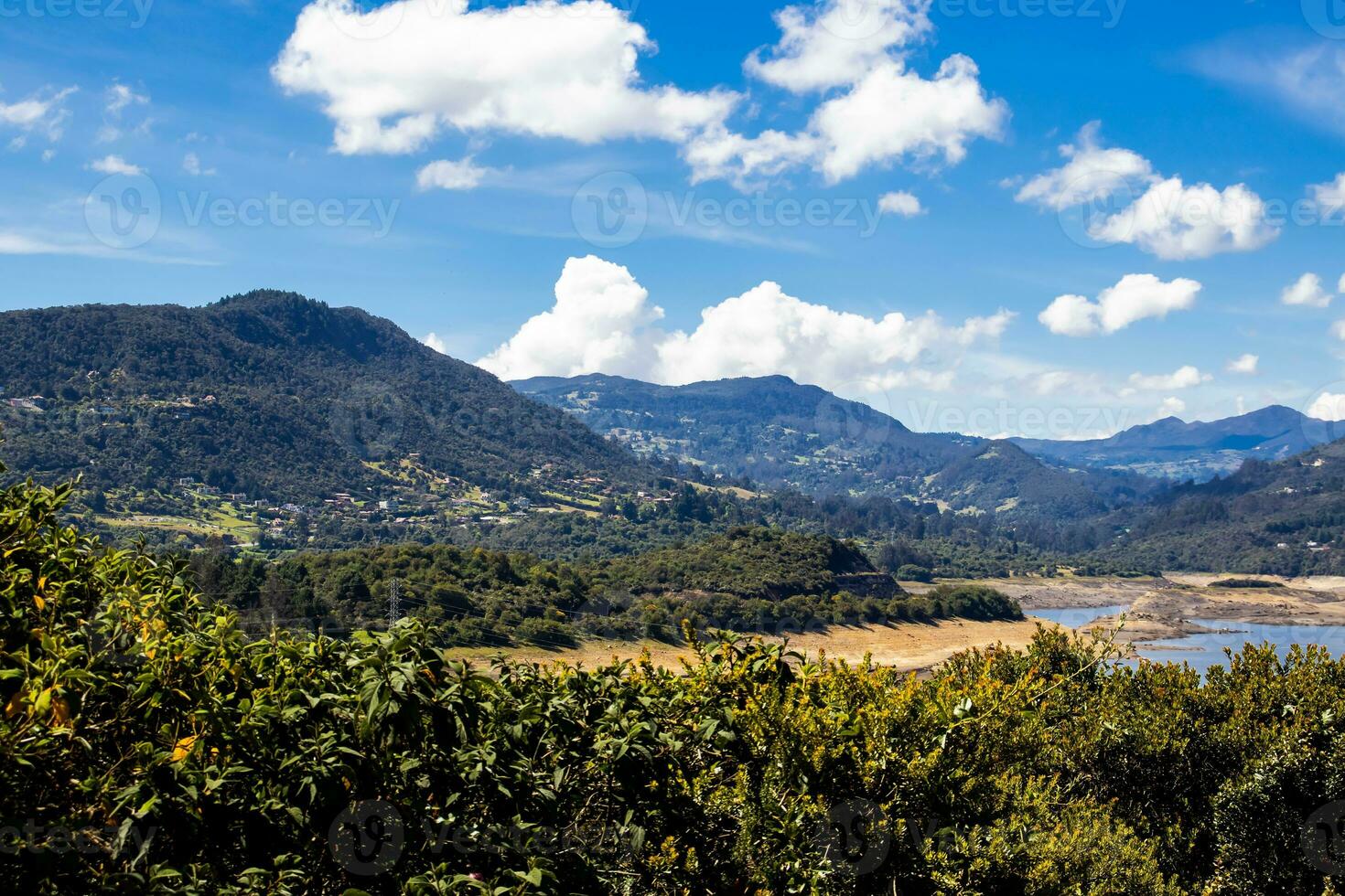 ver de el hermosa montañas de el municipio de la caleras situado en el oriental rangos de el Colombiana Andes foto