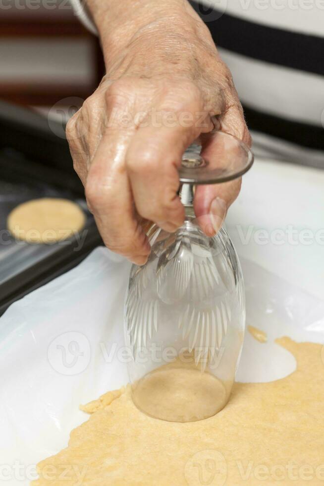 utilizando un vaso a cortar redondeado galletas foto