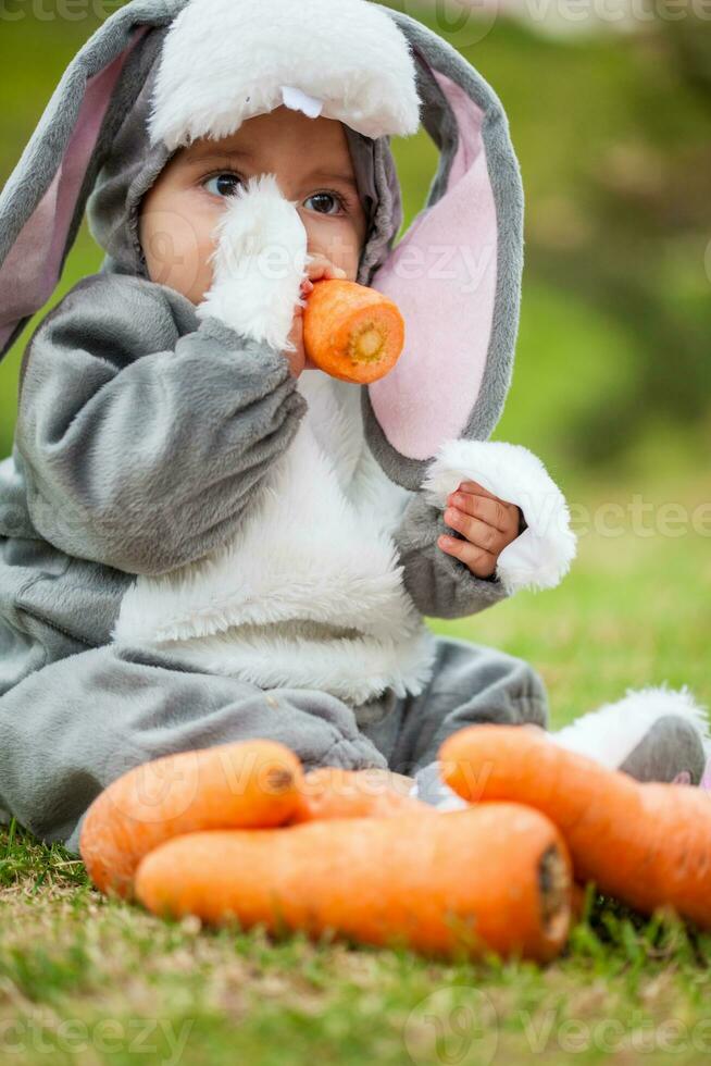 pequeño bebé niña vistiendo un Conejo traje. Víspera de Todos los Santos concepto foto