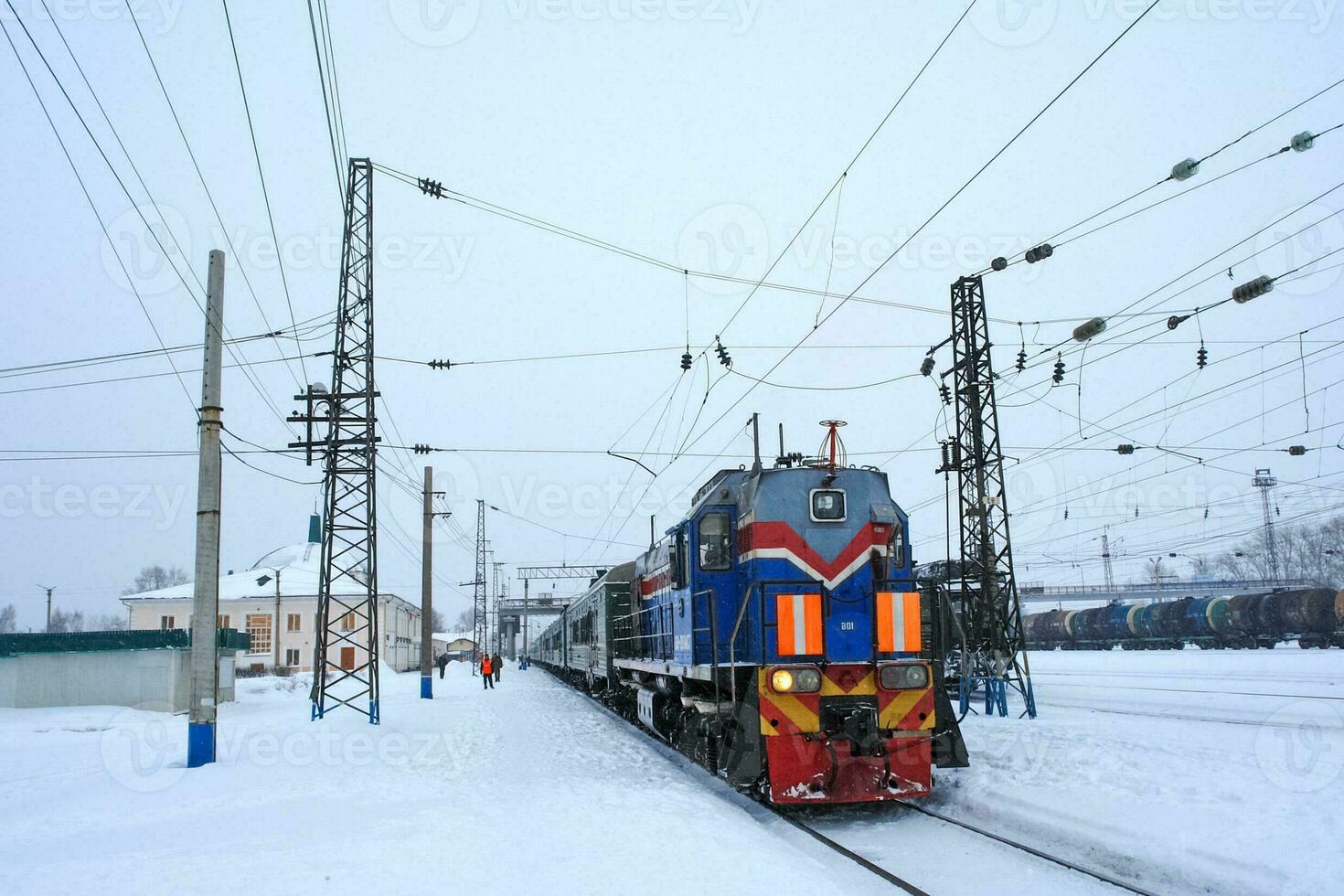 pasajero tren a el estación. Rusia, baikal vias ferreas. foto