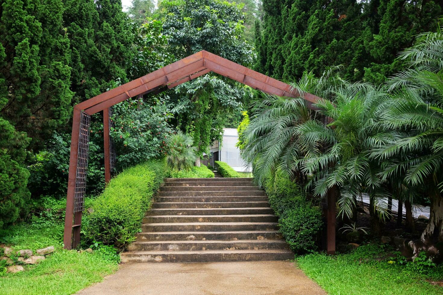 cemento escalera y aguilones acero marco decorativo en tropical jardín a Tailandia foto