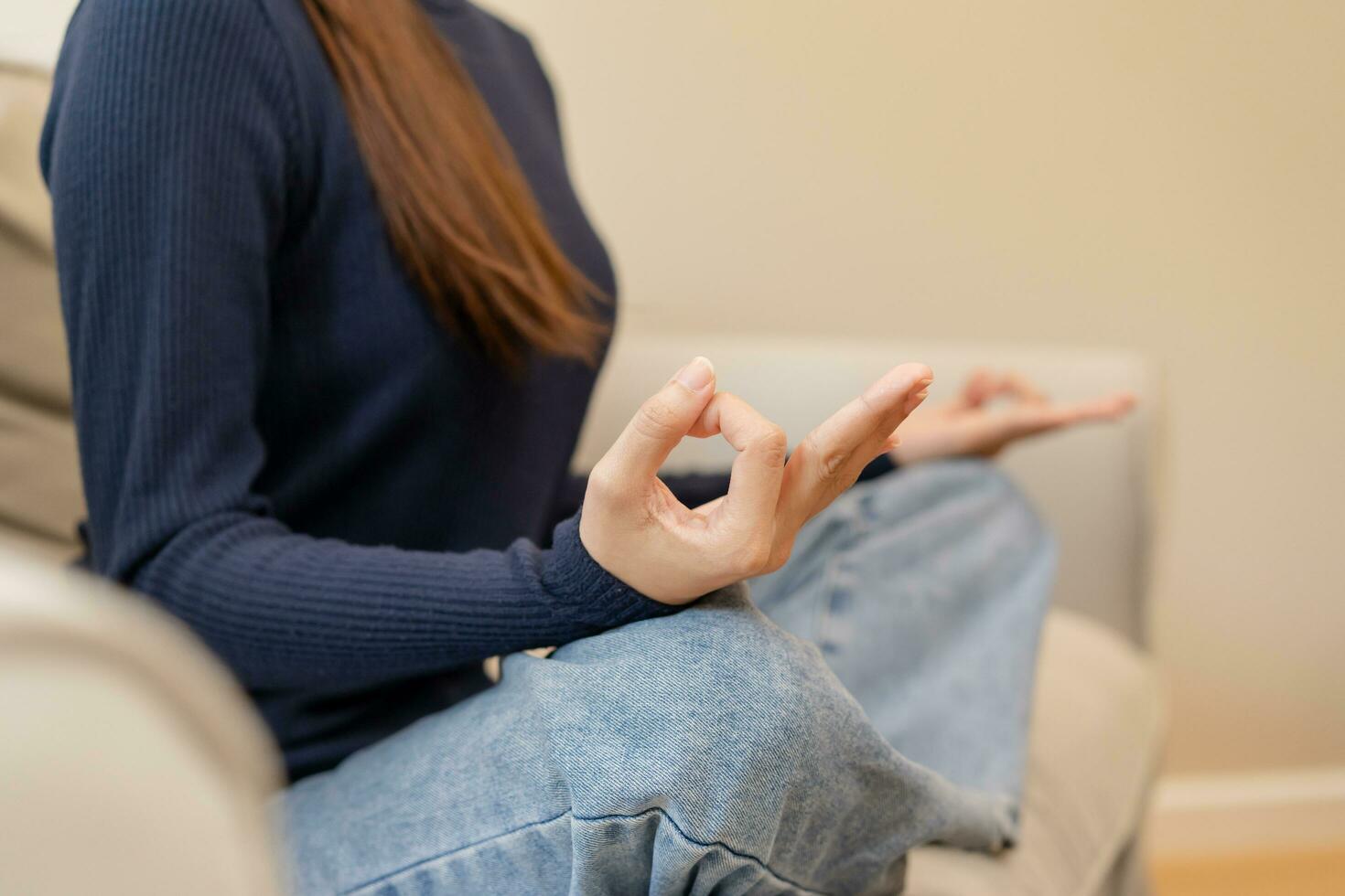 cerca arriba manos de calma actitud asiático joven mujer, niña práctica sesión, meditando en loto posición en sofá a hogar, meditación, ejercicio para bienestar, sano cuidado. relajación, ocio gente. foto