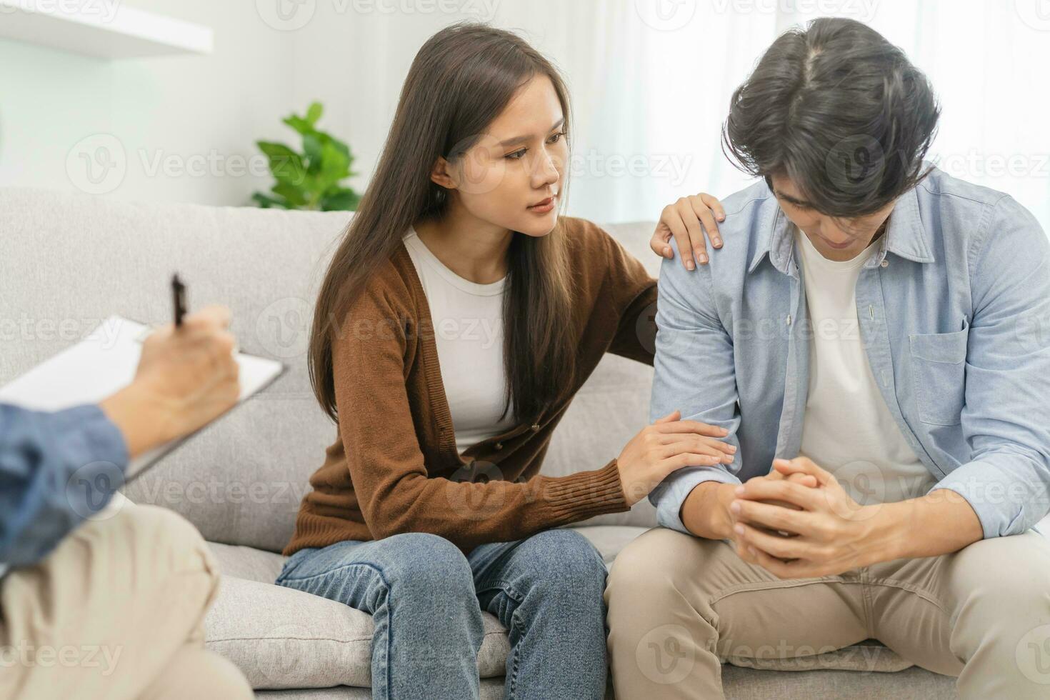 psicología, depresión asiático joven Pareja amar, mujer, hombre paciente consultante problema mental salud con psicólogo, psiquiatra a clínica juntos, esposa alentador marido, terapia salud cuidado. foto