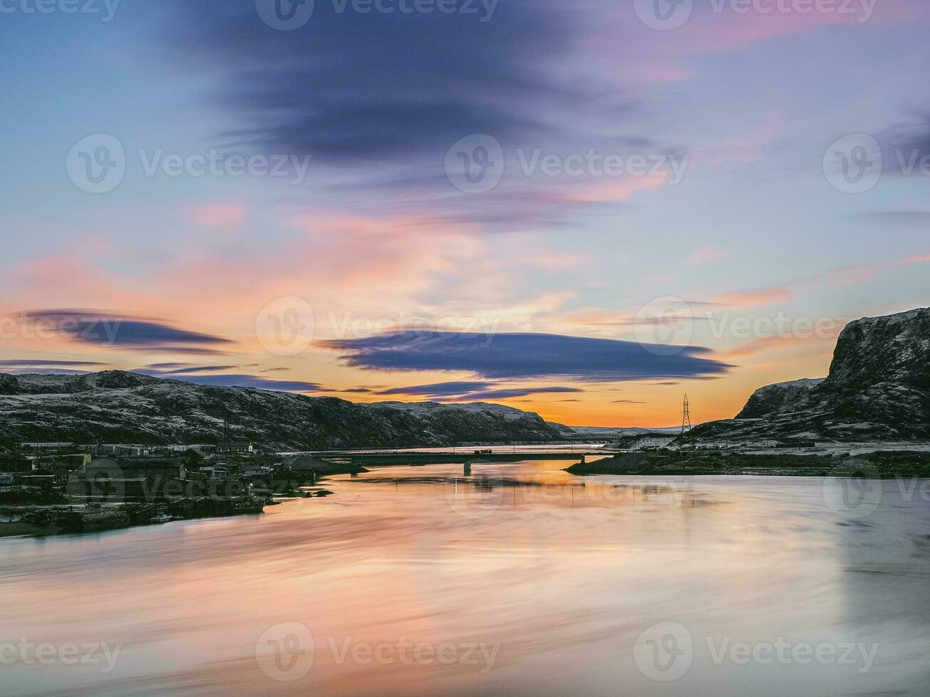 natural fondo.el noche cielo. lenticular nubes terminado el Nevado colinas de el ártico. kola península. foto