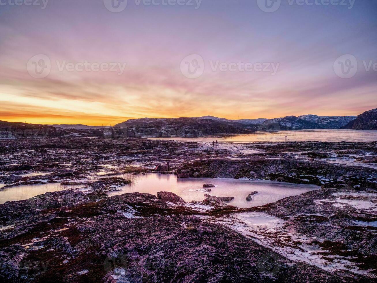 magenta invierno amanecer. el glacial paisaje y montañas en el ruso pueblo teriberka foto