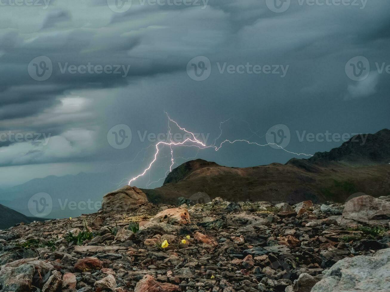 relámpago en el montañas. tiempo de día relámpago tornillo huelgas en el montañas. foto