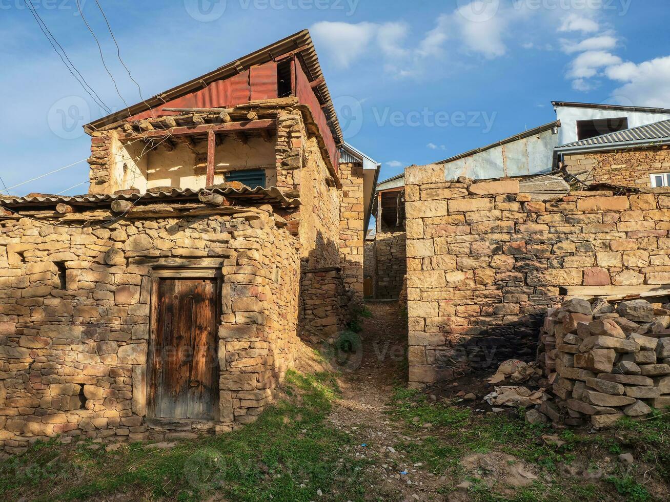 estrecho sombreado calles de un montaña aldea. antiguo montaña pueblo foto