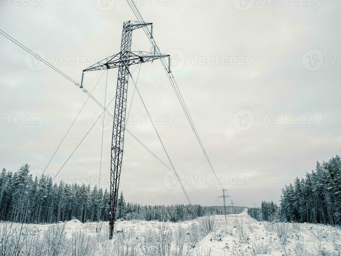 poder torres en el nevadas montañas. foto