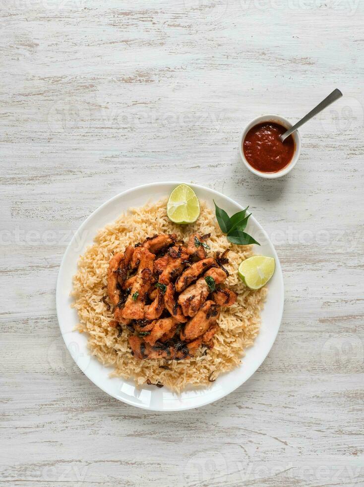 hecho en casa pollo biryani. Arábica tradicional comida bochas kabsa con carne foto