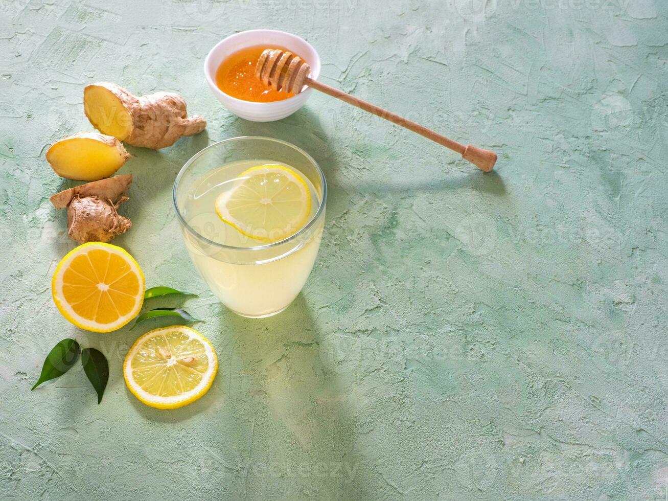 antivirulento bebida con limón, miel y jengibre raíz, fortalecimiento de inmunidad concepto, horizontal con Copiar espacio foto