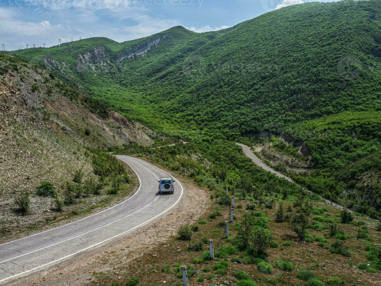 plata coche en un montaña serpentina. foto