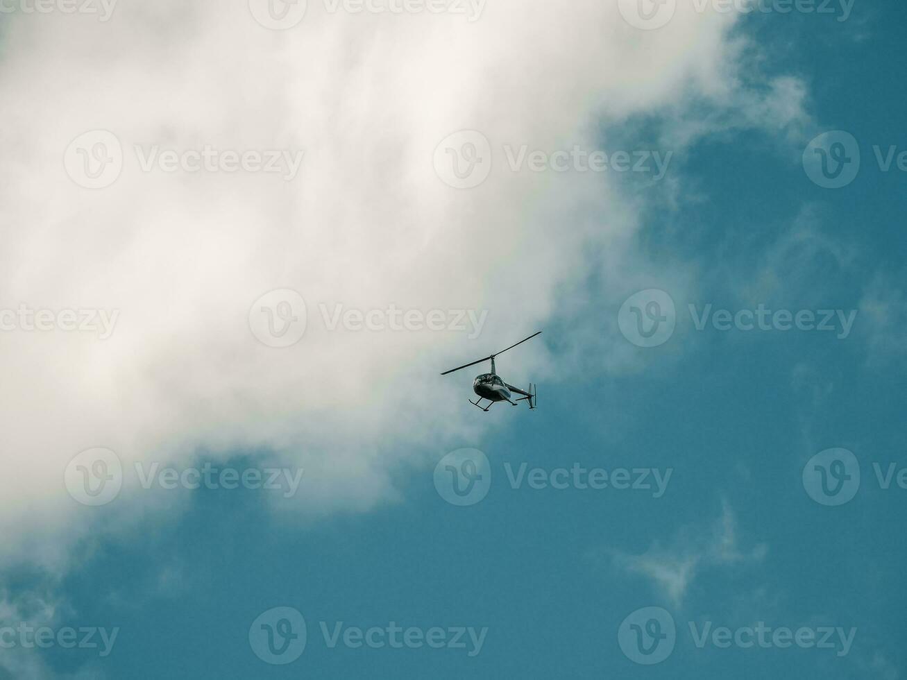 pequeño helicóptero en un nublado cielo. foto