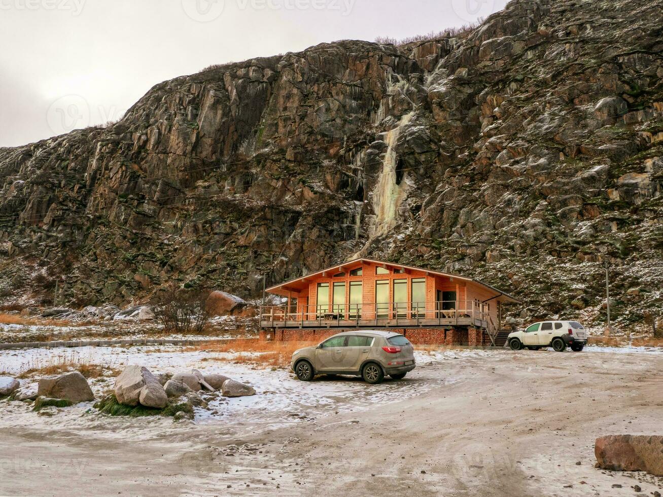 turista complejo, invitado casas en el costa de el Barents mar. teriberka. foto