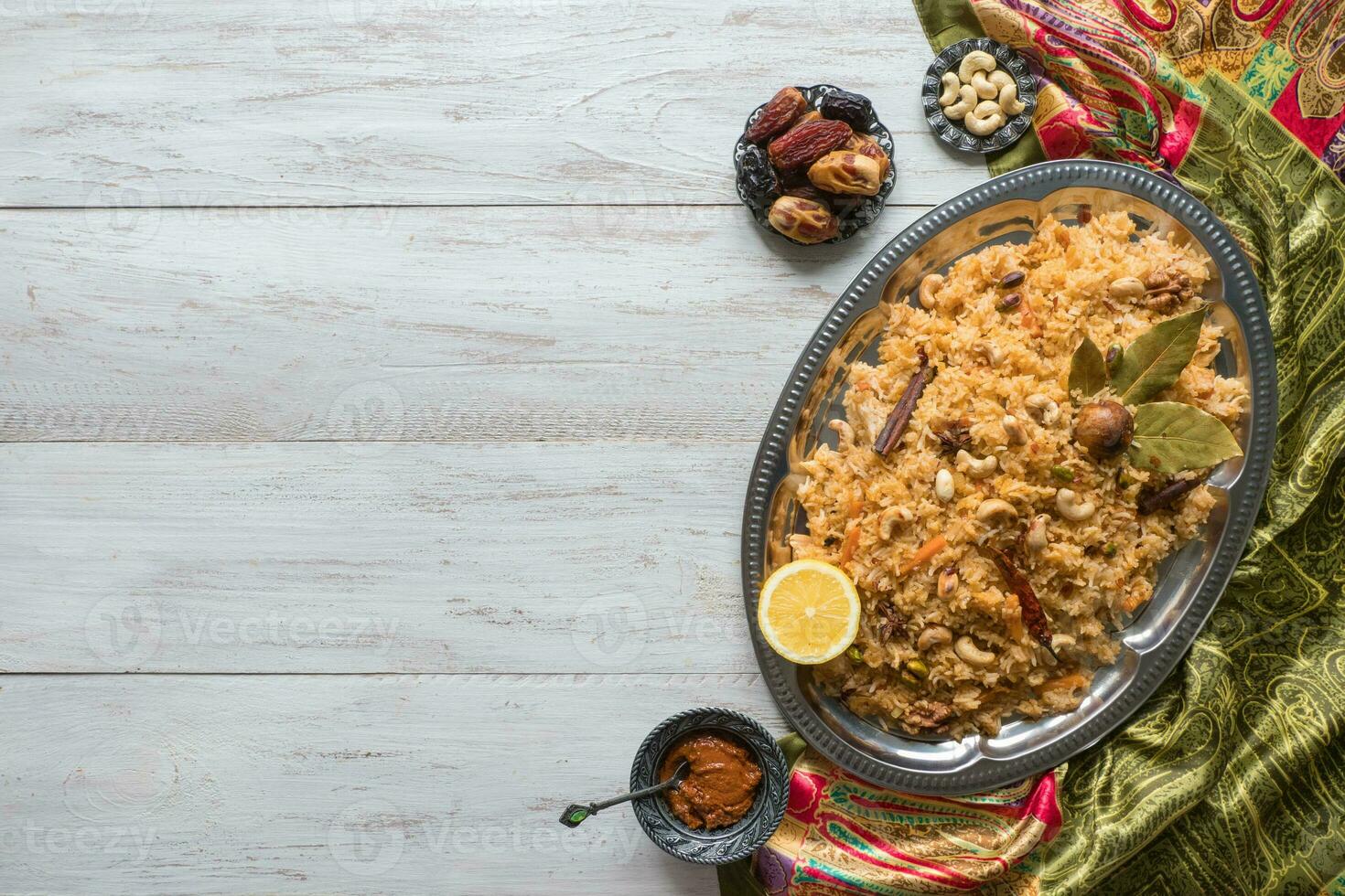 vegetal biryani, vegetariano plato en un negro mesa. parte superior vista, Copiar espacio foto