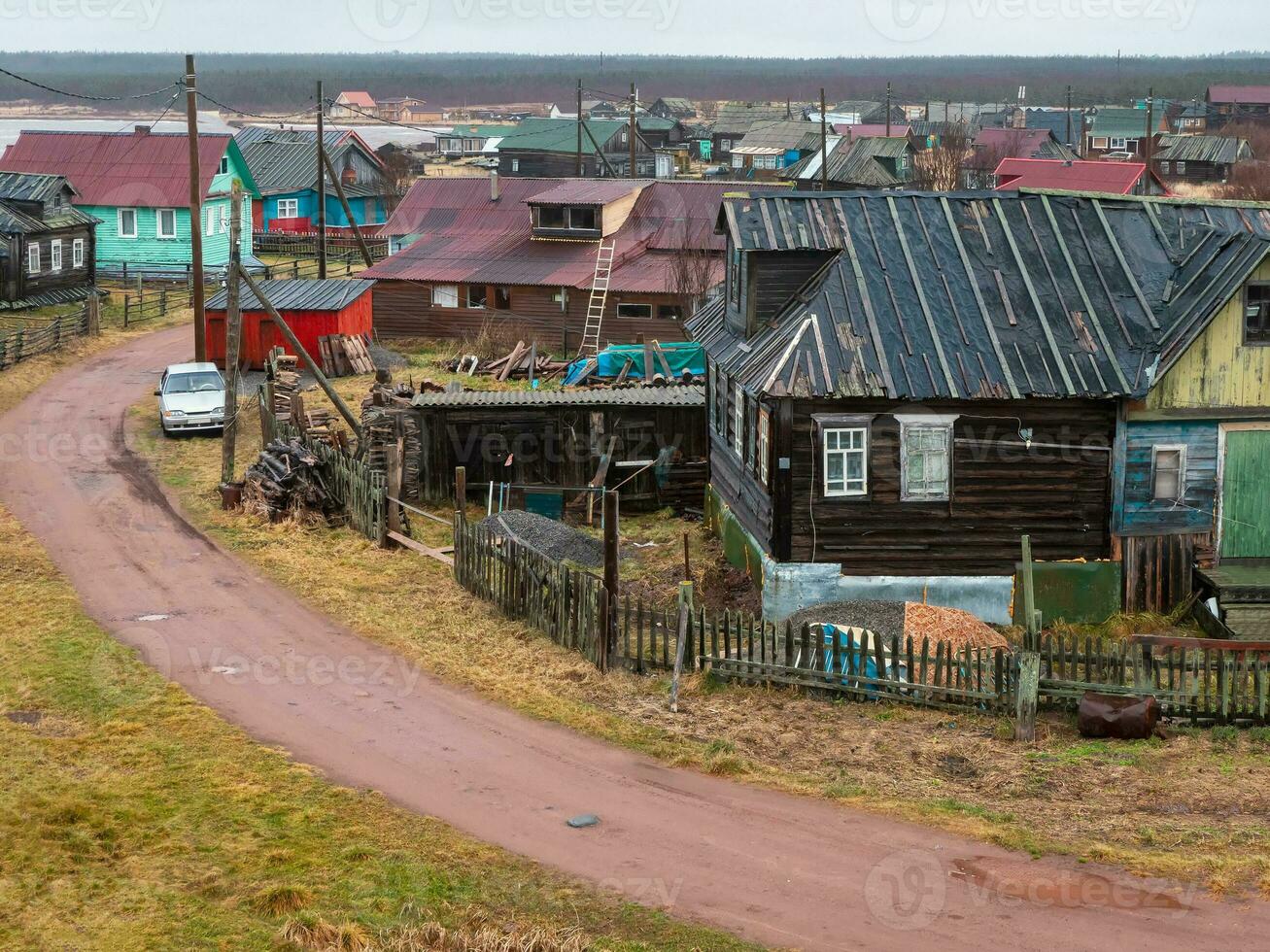 un pequeño auténtico pueblo en el blanco mar costa. kashkarantsy pescar colectivo granja. kola península. Rusia. foto