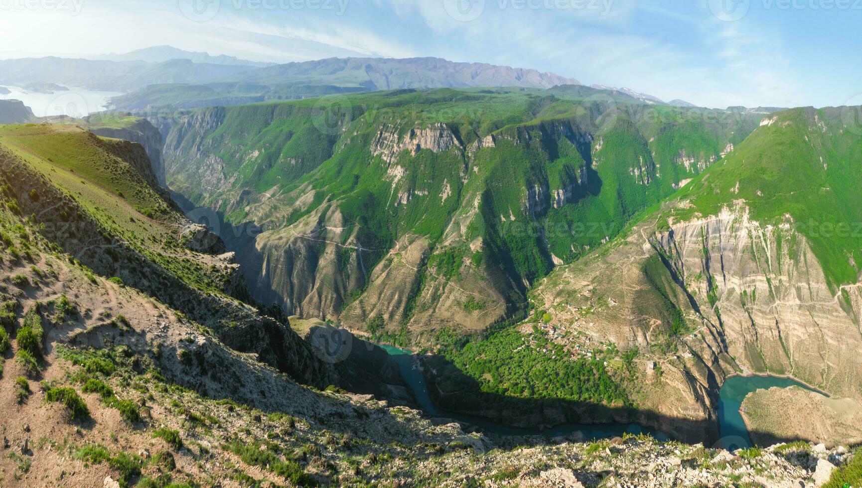 increíble panorámico ver en enorme sulak cañón en primavera. de viaje en daguestán república, Rusia foto
