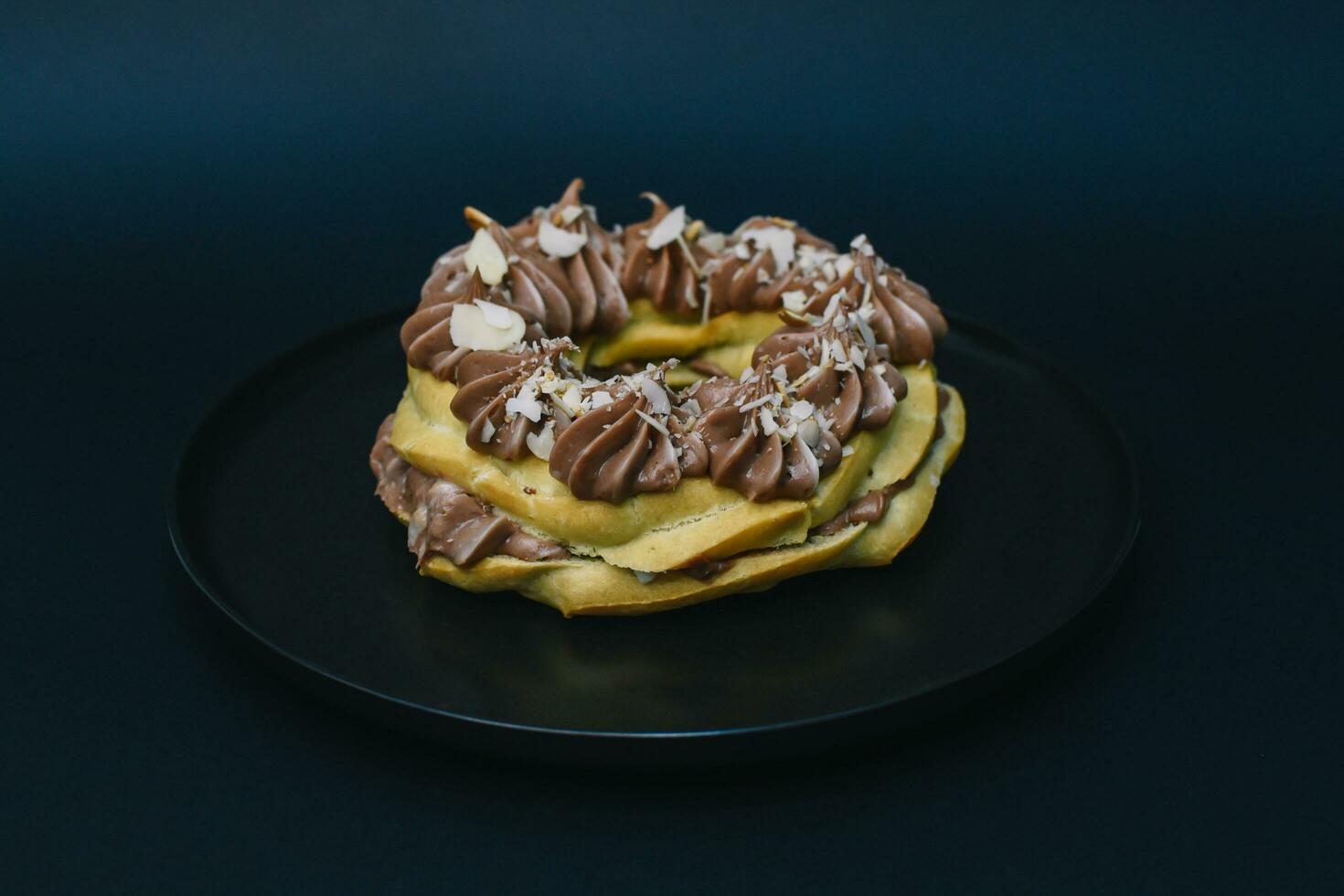 pastel con chocolate galleta y vainilla crema foto