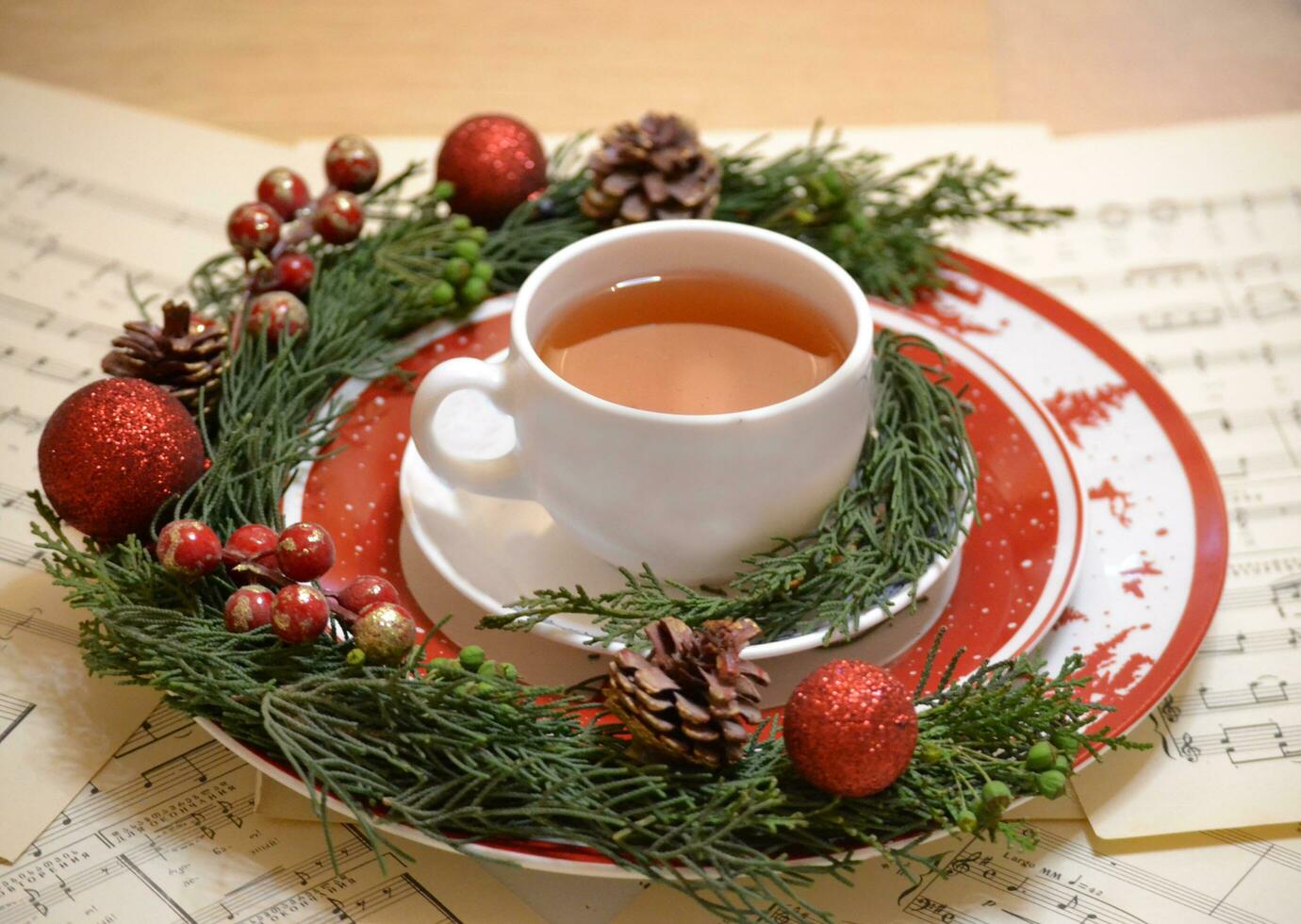 nuevo años decoración con un libro, un taza de té, galletas y Navidad árbol detalles foto