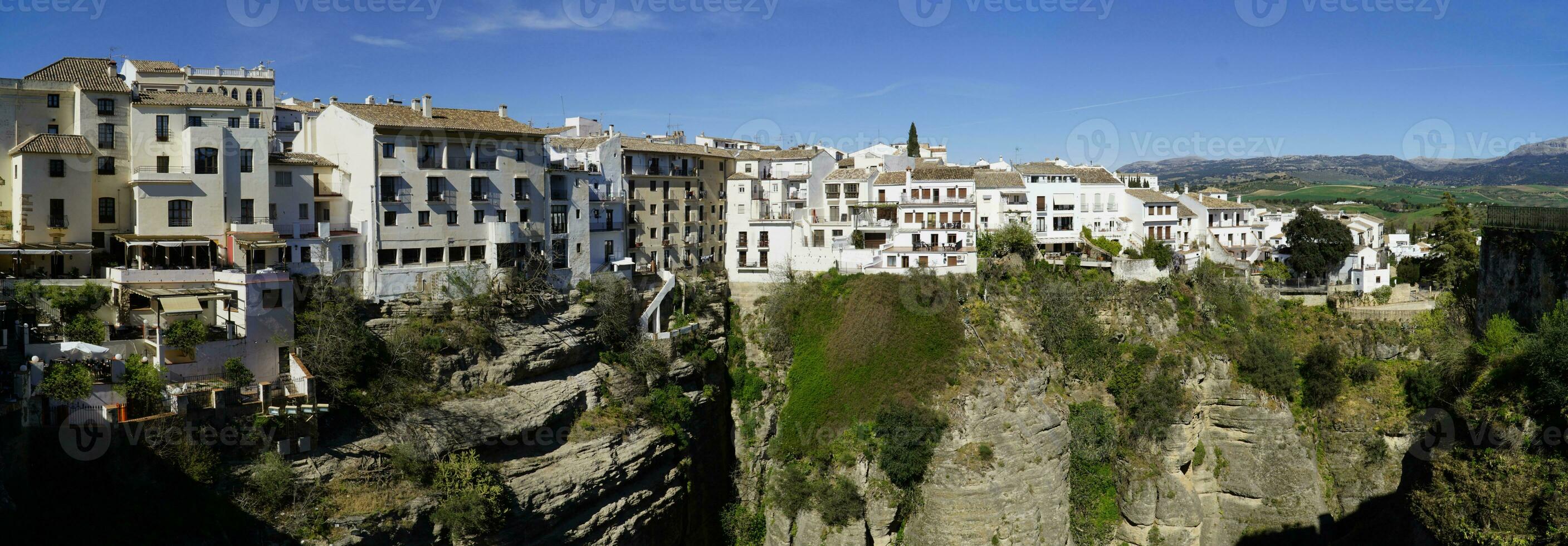 casas en un acantilado en ronda, Andalucía, España - panorama foto