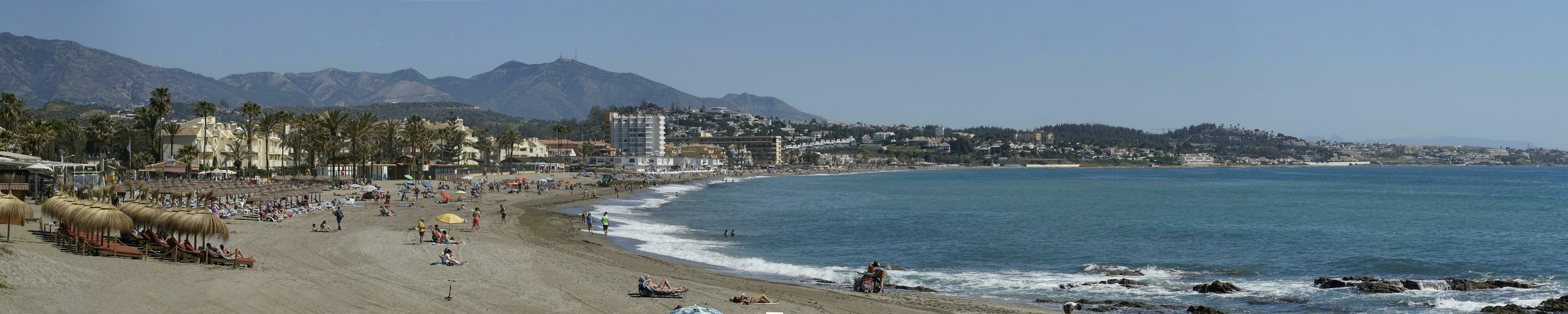 2023.04.08 - España, Andalucía, cala Delaware mijas - panorámico ver de mar apuntalar y playa foto