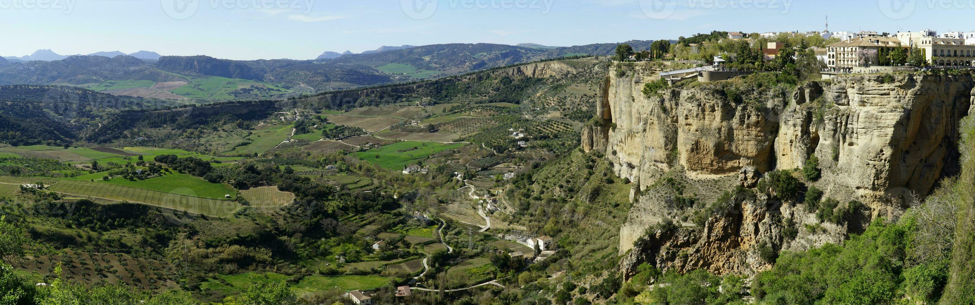 casas en un acantilado y Valle en ronda, Andalucía, España - panorama foto