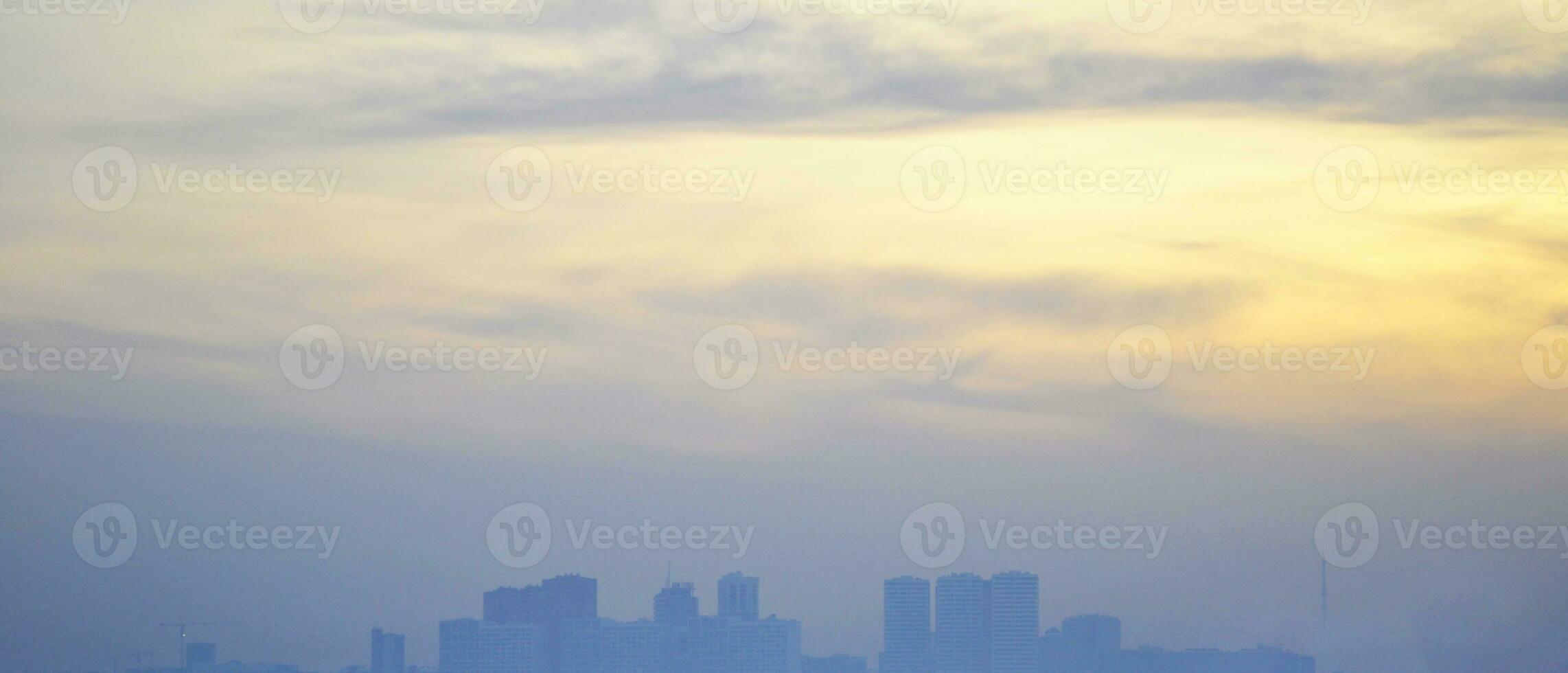 ciudad a oscuridad, ciudad edificios en contra el cielo, contaminado aire, pobre ecología foto