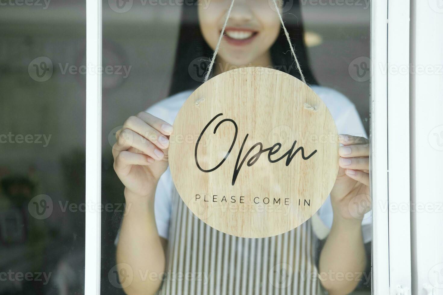 cerca arriba joven asiático negocio propietario abierto el café tienda. foto