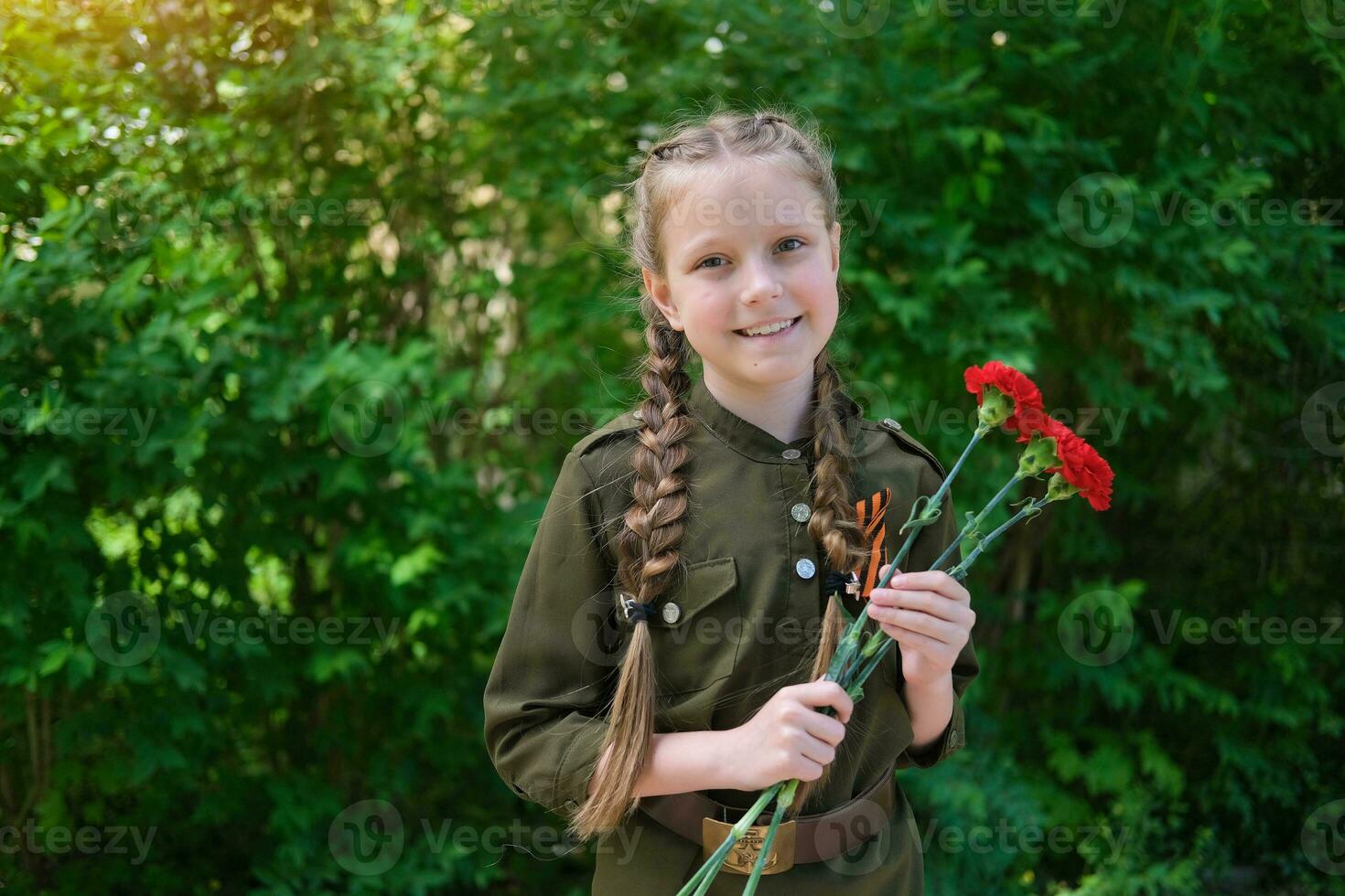 un niña en un especial uniforme con un S t. Jorge cinta sostiene Tres claveles en su manos. fiesta victoria día mayo 9º foto