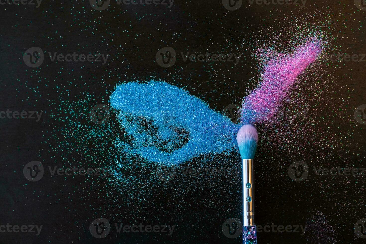 maquillaje cepillo y brillante rosado y azul lentejuelas en un negro antecedentes. festivo magia maquillaje concepto. modelo para diseño, parte superior ver plano laico Copiar espacio. foto