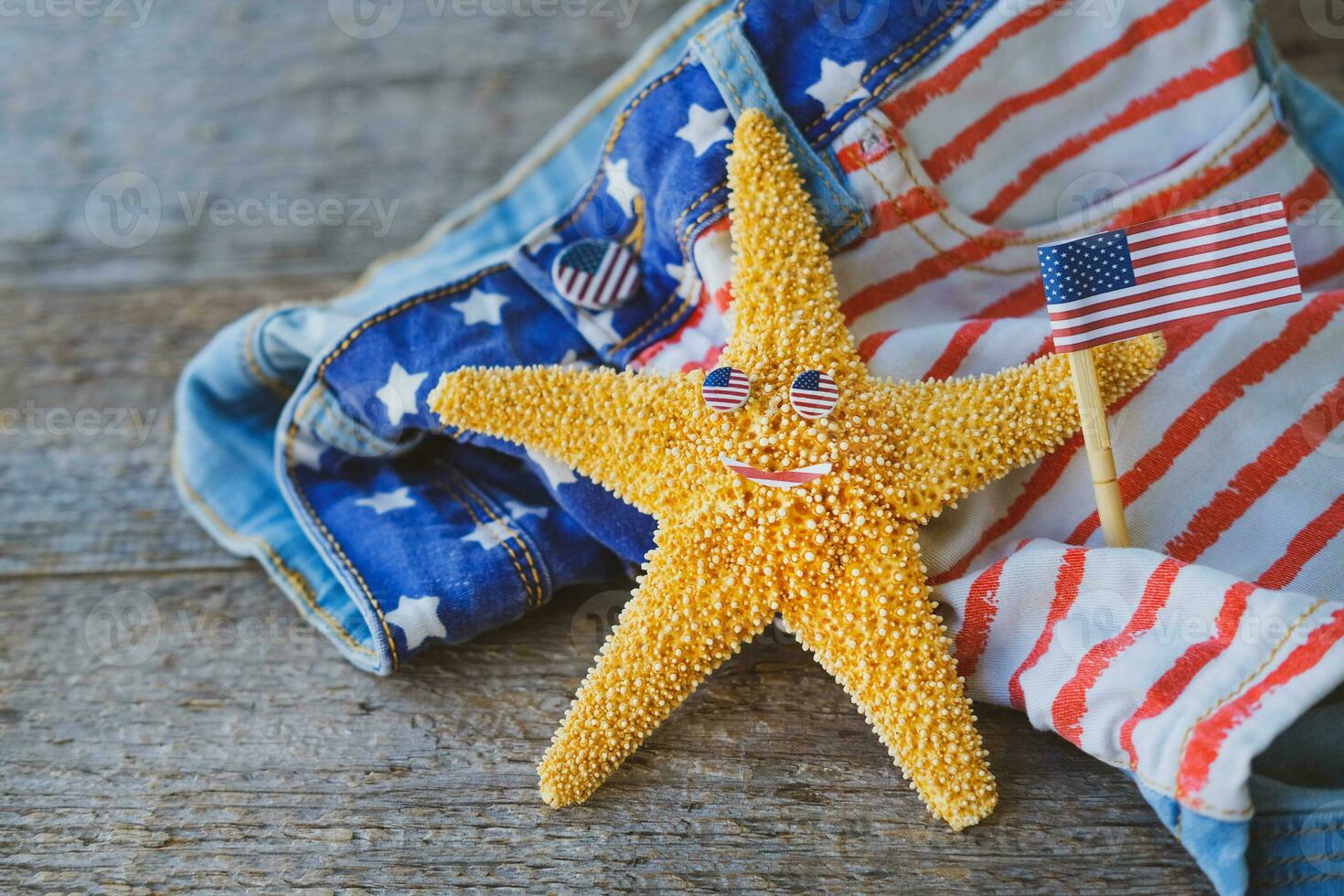 estrella de mar participación un americano bandera en contra un antecedentes de ropa con un Estados Unidos impresión. labor día fiesta concepto. 4to de julio Estados Unidos independencia día. Copiar espacio para texto. foto