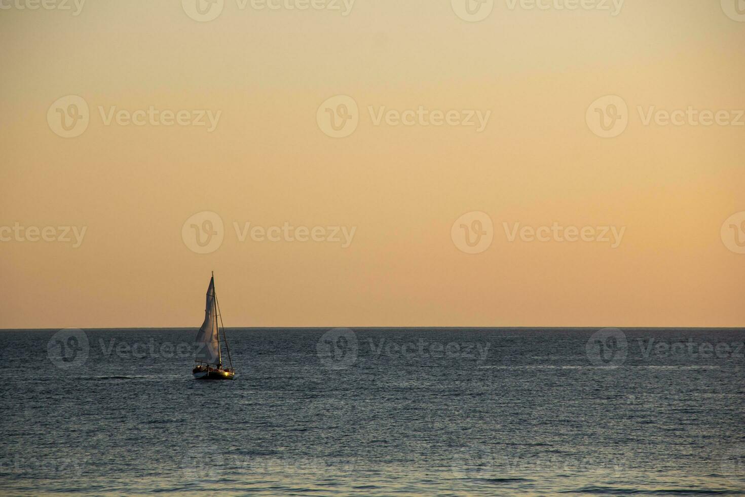 yate de vela en el mar al atardecer. Mar Negro. foto