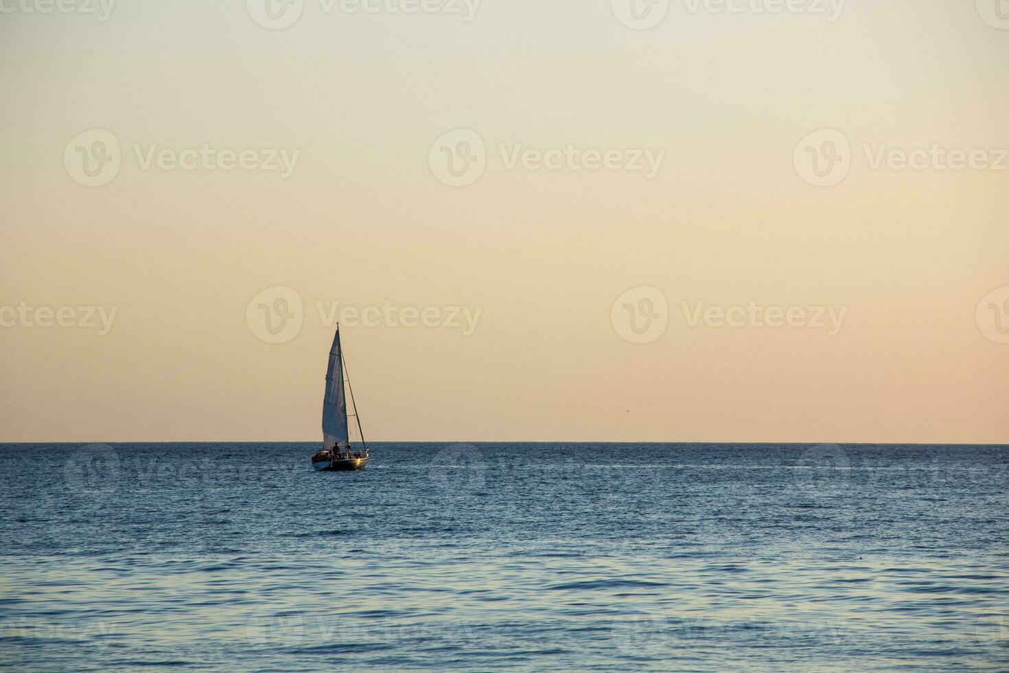 yate de vela en el mar al atardecer. Mar Negro. foto