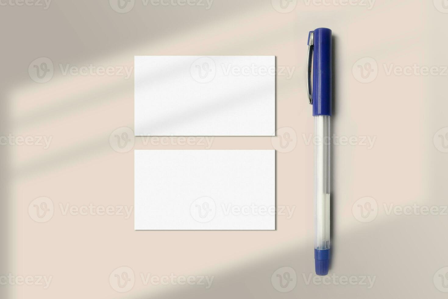 realista negocio tarjeta Bosquejo flatlay con un bolígrafo. sencillo dos blanco negocio tarjetas en un elegante ligero antecedentes parte superior vista. dos lados de el negocio tarjeta burlarse de arriba plano laico con sombra cubrir efecto foto