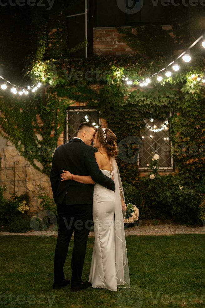 retrato de un joven Pareja de novia y novio en su Boda día foto