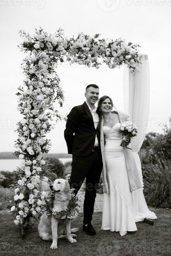 Boda ceremonia de el recién casados en un país cabaña foto