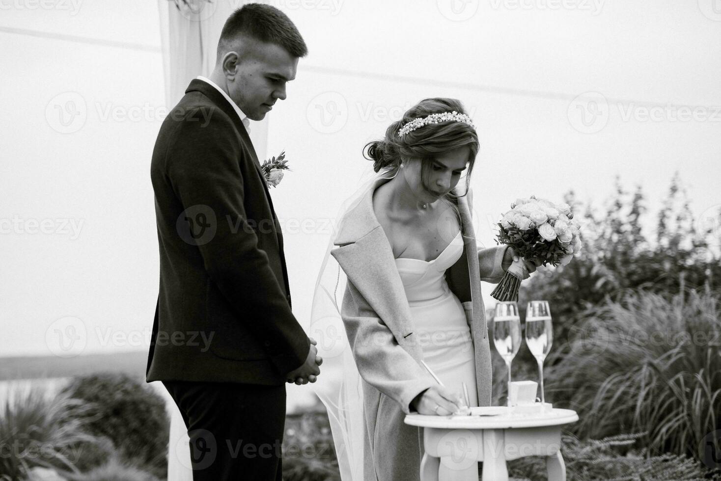 Boda ceremonia de el recién casados en un país cabaña foto