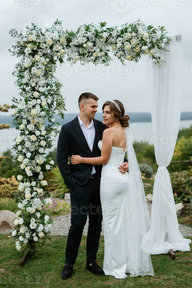 Boda ceremonia de el recién casados en un país cabaña foto