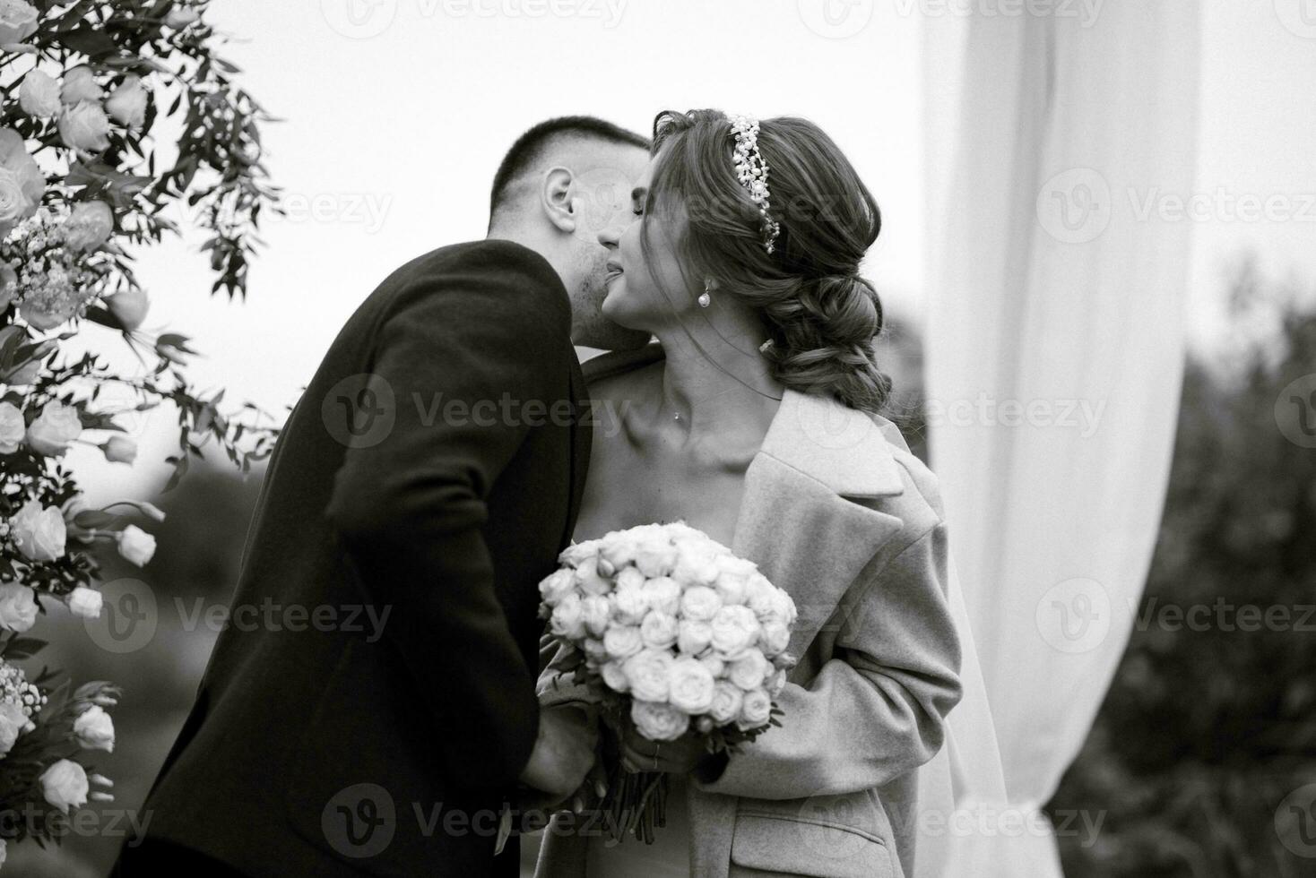 Boda ceremonia de el recién casados en un país cabaña foto